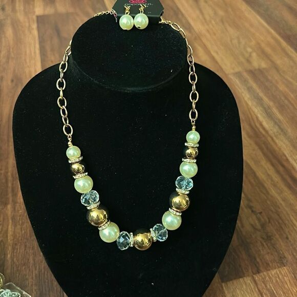 Necklace + Earings - Picture 2 of 4